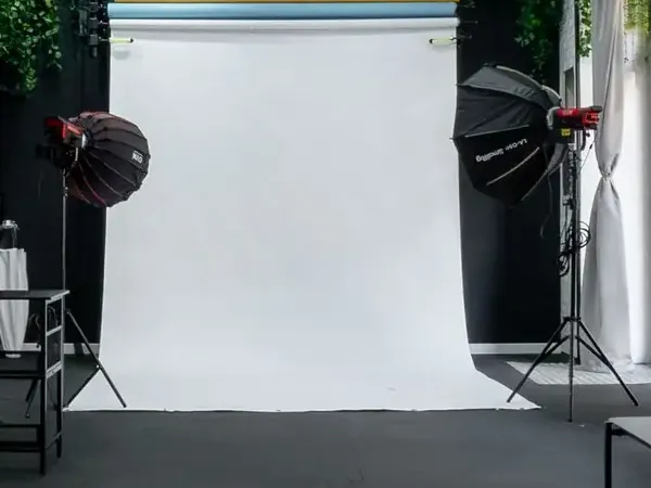 Due luci GVM con softbox ai lati del fondale bianco