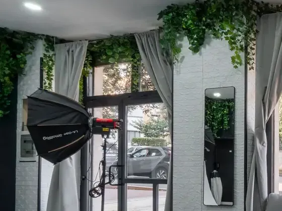 Softbox ottagonale su stativo vicino alle vetrate