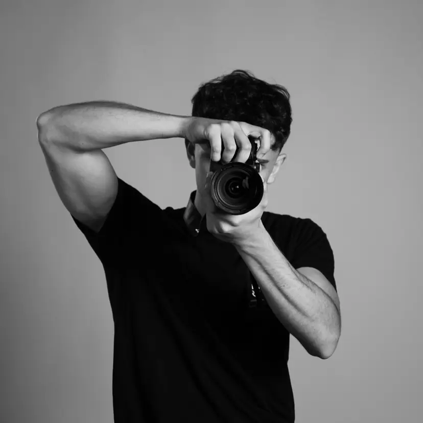 Edoardo mentre scatta con la reflex