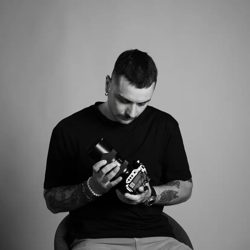 Federico seduto mentre controlla la fotocamera