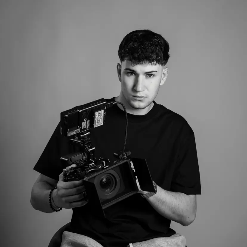 Liam con una videocamera professionale