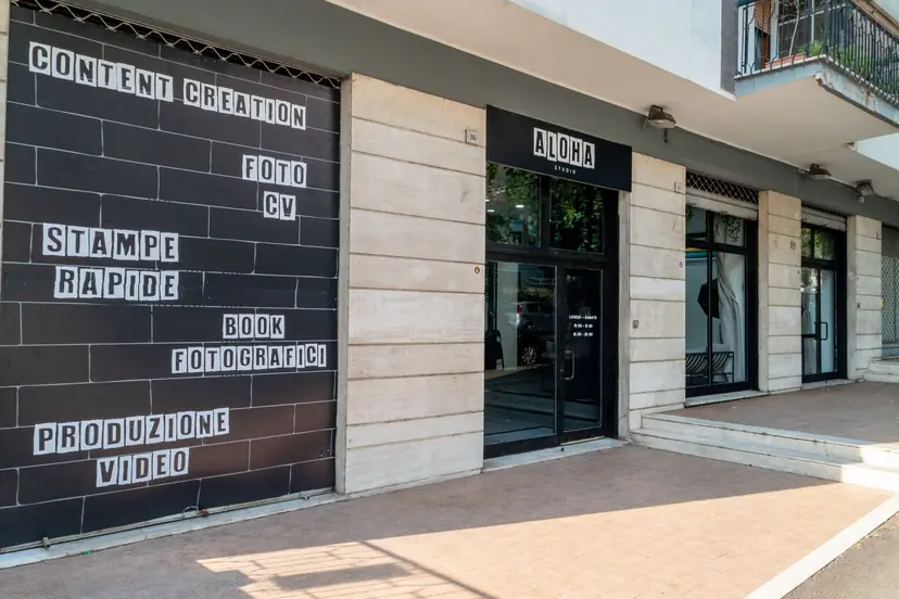 Vetrina di Aloha Studio con le scritte dei servizi