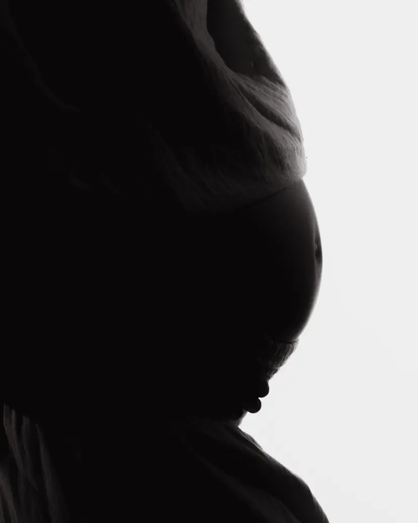 Silhouette in bianco e nero di una donna incinta su fondo bianco