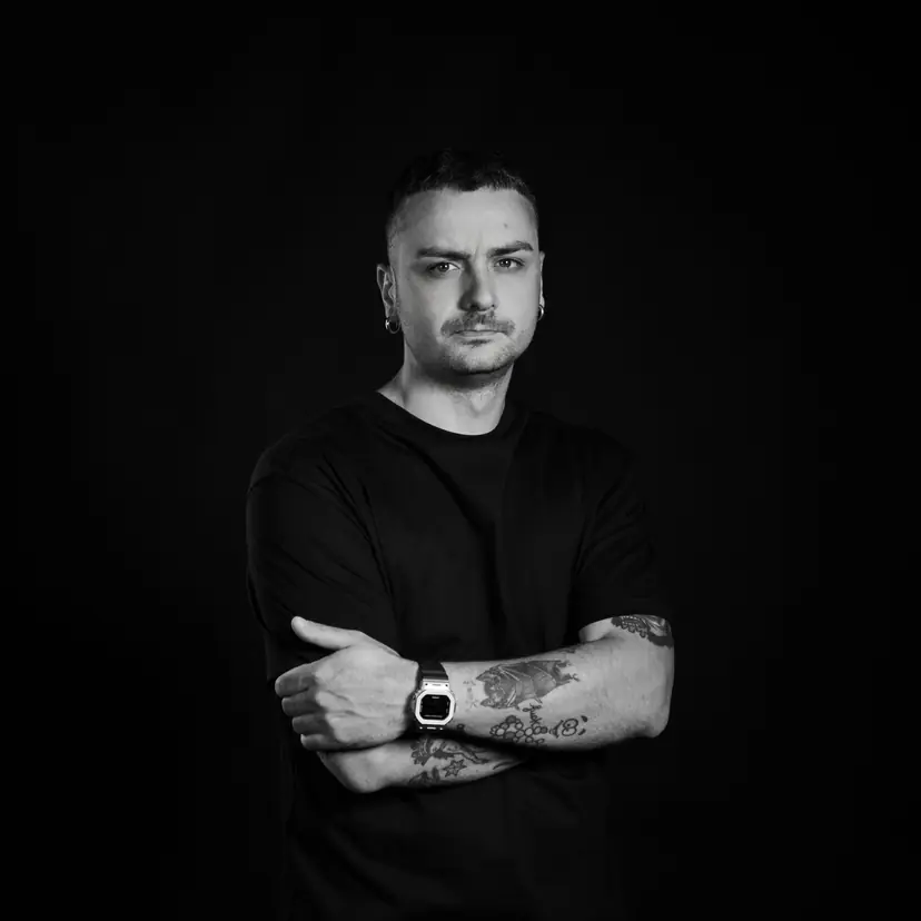 Ritratto in bianco e nero di Federico a braccia conserte